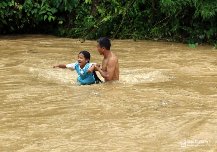 Bất chấp nguy hiểm, người dân vùng cao liều mình vượt lũ ảnh 5