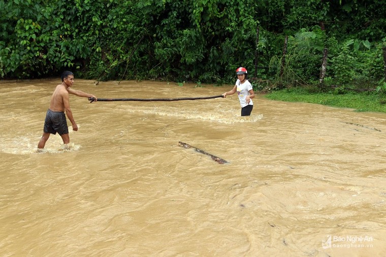 Bất chấp nguy hiểm, người dân vùng cao liều mình vượt lũ ảnh 6