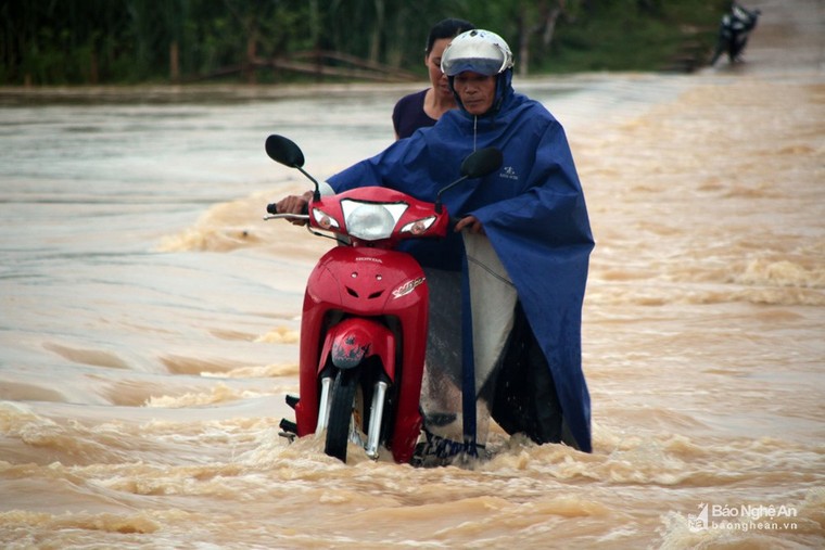 Bất chấp nguy hiểm, người dân vùng cao liều mình vượt lũ ảnh 7