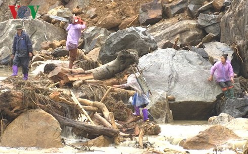 Bất chấp hiểm nguy, người dân Lai Châu vẫn đi vớt củi trong mưa lũ ảnh 1