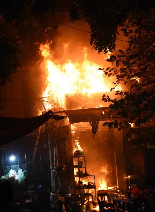 Quán bia trên phố HN cháy đùng đùng trước trận Uruguay - Pháp ảnh 1