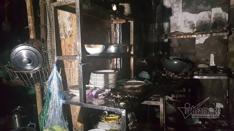 Quán bia trên phố HN cháy đùng đùng trước trận Uruguay - Pháp ảnh 2