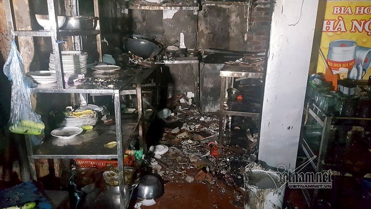 Quán bia trên phố HN cháy đùng đùng trước trận Uruguay - Pháp ảnh 4