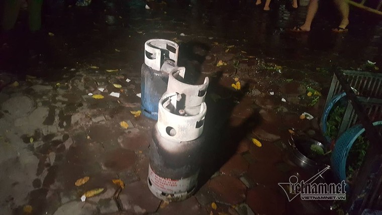 Quán bia trên phố HN cháy đùng đùng trước trận Uruguay - Pháp ảnh 5