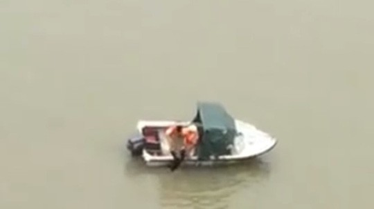 Gọi điện thoại nói chuyện với bố xong, nam thanh niên nhảy cầu tự tử ảnh 1