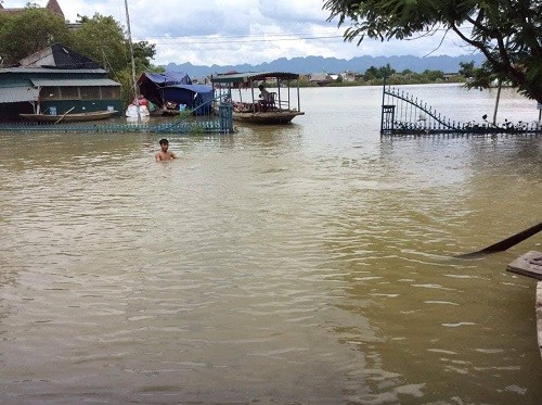 Nước ngập sâu, người dân Ninh Bình chèo thuyền đi lại ảnh 1