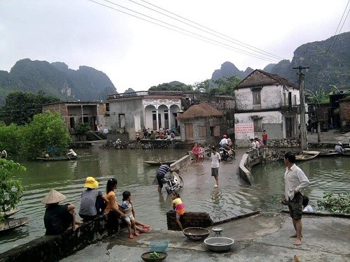 Nước ngập sâu, người dân Ninh Bình chèo thuyền đi lại ảnh 6