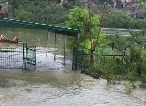 Nước ngập sâu, người dân Ninh Bình chèo thuyền đi lại ảnh 8