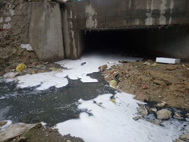 Huế: Sông An Cựu sủi bọt trắng mảng lớn bất thường ảnh 1