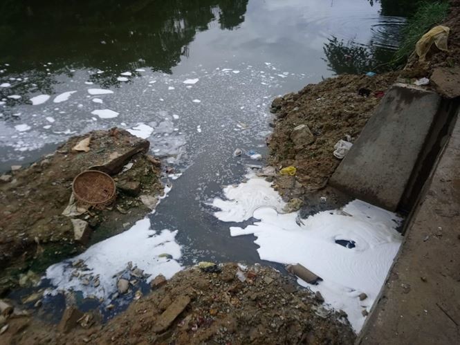 Huế: Sông An Cựu sủi bọt trắng mảng lớn bất thường ảnh 2