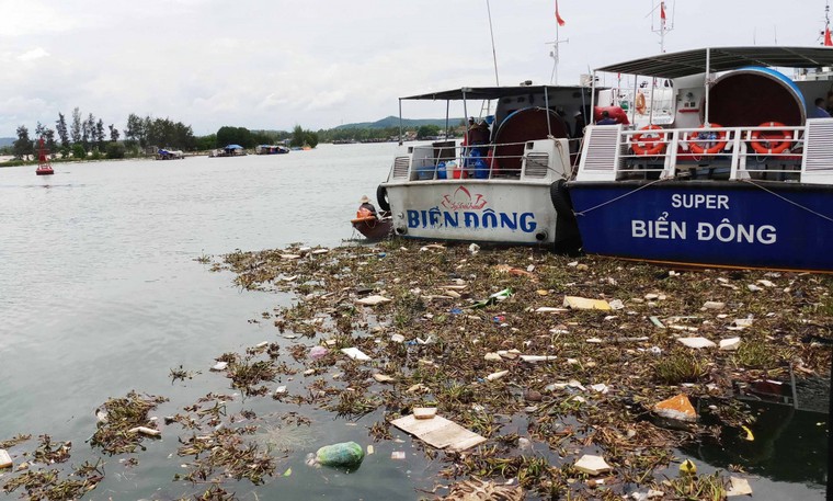 Quảng Ngãi: Rác thải ngập tràn cảng Sa Kỳ ảnh 2