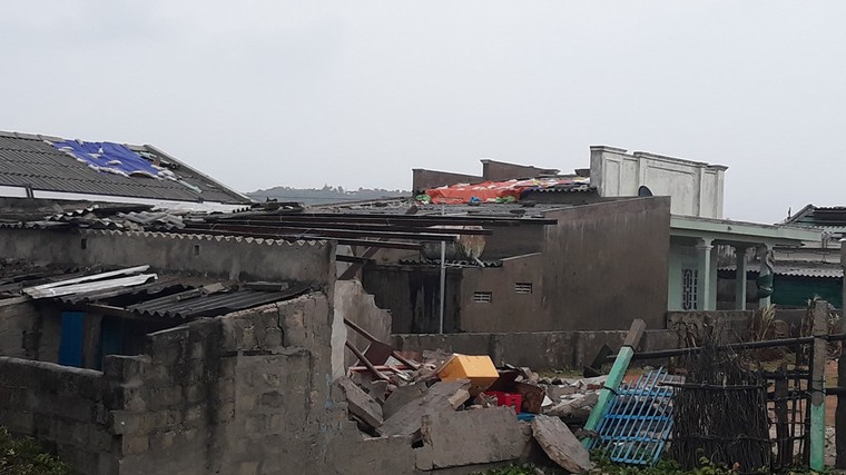 Bình Thuận: Lốc xoáy, 63 nhà dân bị tốc mái, sập tường ảnh 1