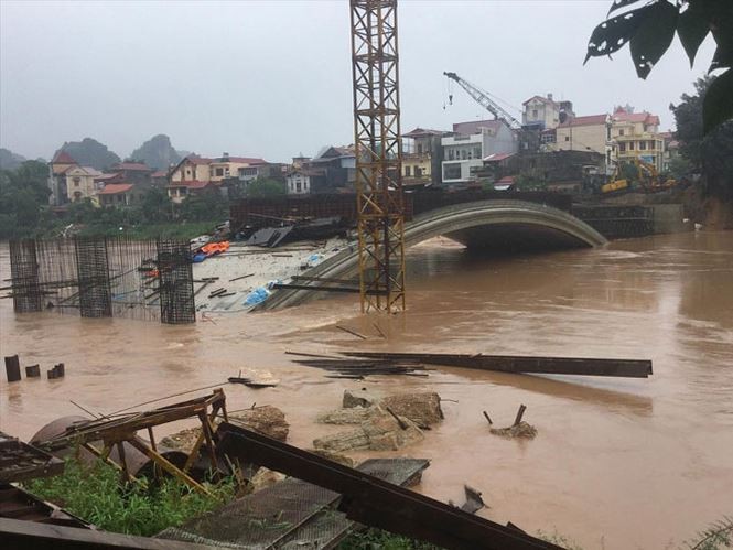 Mưa lũ chia cắt nhiều nơi: 6 người chết, mất tích ảnh 2