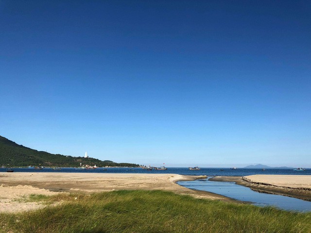 Đà Nẵng: Cống xả nước thải quá tải tràn ra biển ảnh 1