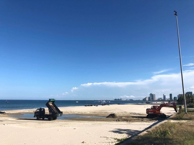 Đà Nẵng: Cống xả nước thải quá tải tràn ra biển ảnh 2