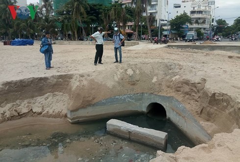 Nha Trang: Cống xả thải khiến bãi biển vắng tanh ảnh 1