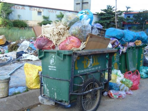 Đà Nẵng: Bãi rác lộ thiên trên đường Đinh Công Trứ, người dân khốn khổ ảnh 2