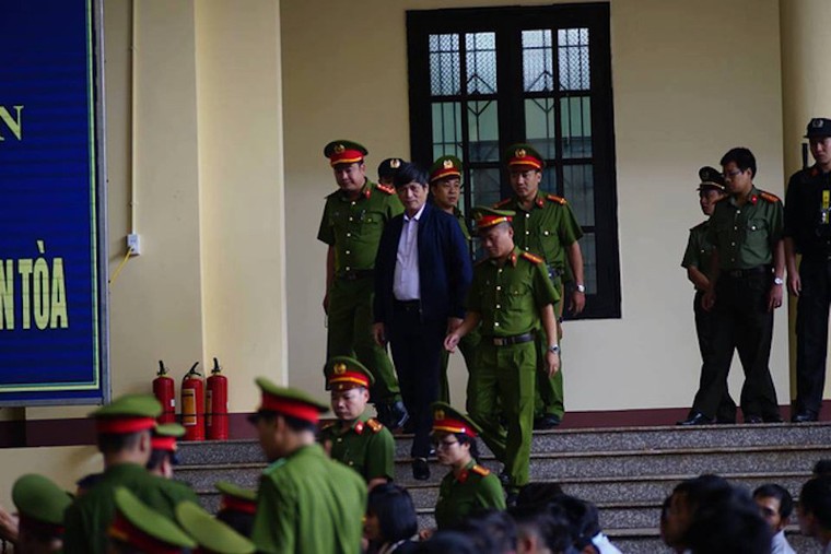 Hình ảnh xét xử cựu Trung tướng Phan Văn Vĩnh và vụ án 'đánh bạc nghìn tỷ' ảnh 4