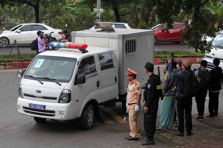 Hình ảnh xét xử cựu Trung tướng Phan Văn Vĩnh và vụ án 'đánh bạc nghìn tỷ' ảnh 9
