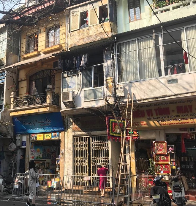 Căn nhà 4 tầng bốc cháy khi chủ nhà đang làm lễ cúng Táo quân ảnh 1