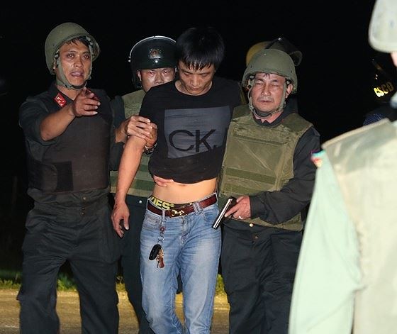 Bắt em họ nghi phạm cầm súng, lựu đạn cố thủ nhiều giờ trong ô tô ảnh 1