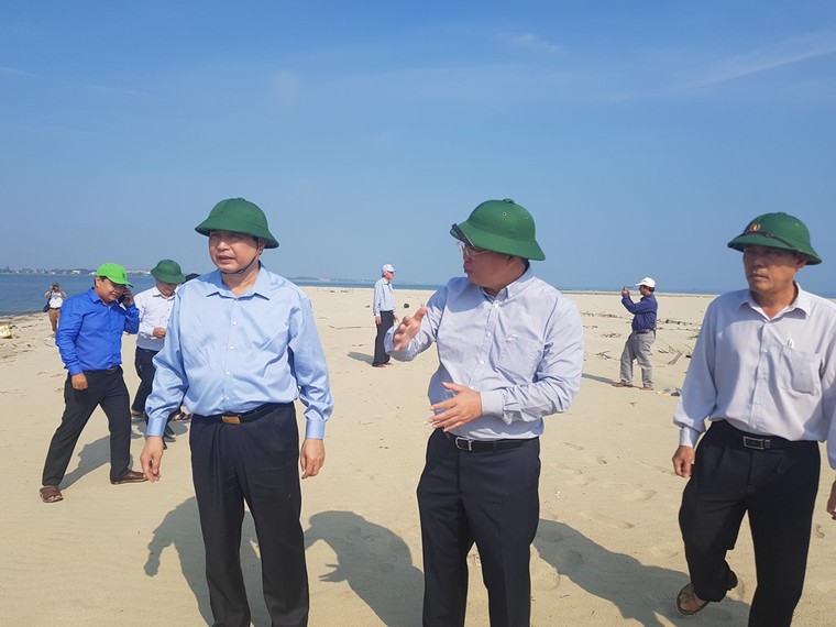 Các chuyên gia bắt tay “giải mã cồn cát nổi kỳ lạ” ở biển Cửa Đại ảnh 1