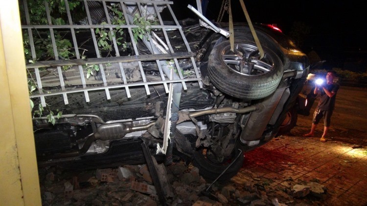 Chạy tốc độ kinh hoàng, xe Mercedes tông 3 căn nhà, 1 người tử vong ảnh 1