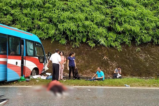 Tuyên Quang: Xe khách lao vào vách núi, 2 người chết, 10 người bị thương ảnh 1