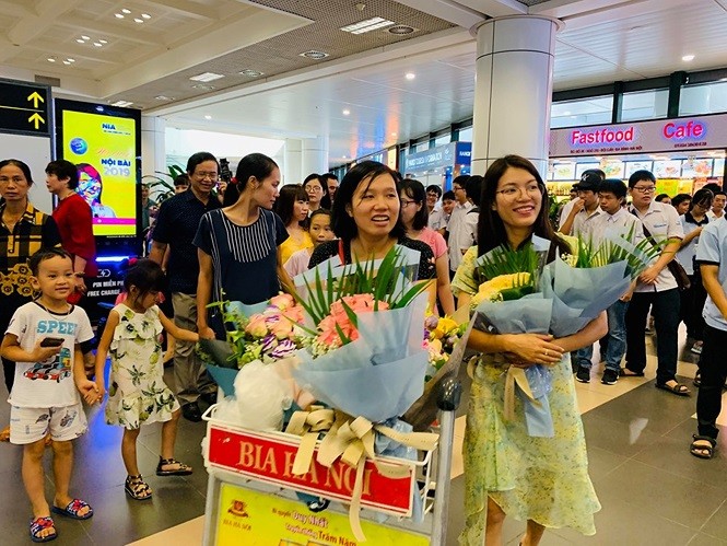 Gia đình, thầy cô xúc động đón đoàn Olympic Toán học 2019 trở về ảnh 3