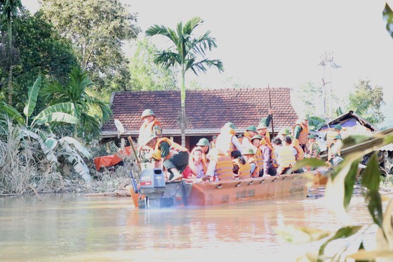 Phó Thủ tướng Vương Đình Huệ động viên, thăm hỏi người dân vùng lũ Hà Tĩnh ảnh 2