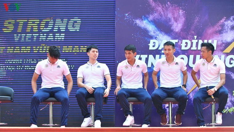 Dàn sao Hà Nội FC rạng rỡ trong ngày làm đại sứ Strong Vietnam ảnh 9