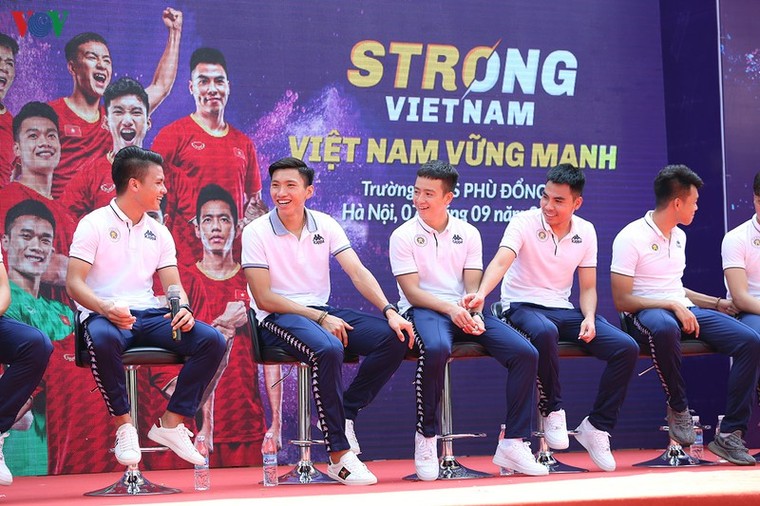 Dàn sao Hà Nội FC rạng rỡ trong ngày làm đại sứ Strong Vietnam ảnh 16