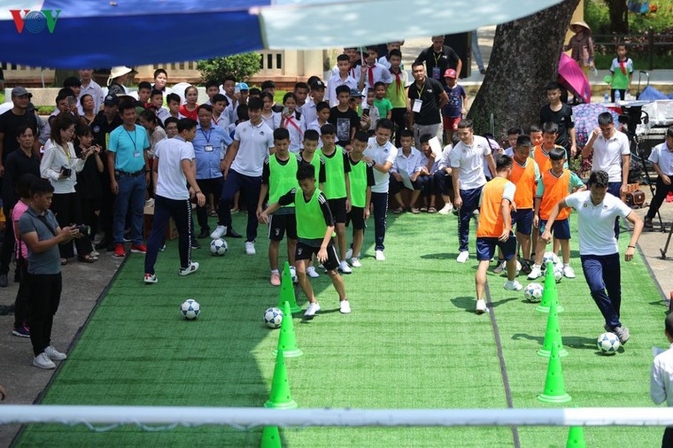 Dàn sao Hà Nội FC rạng rỡ trong ngày làm đại sứ Strong Vietnam ảnh 17