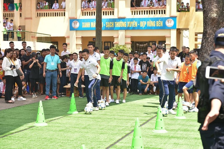 Dàn sao Hà Nội FC rạng rỡ trong ngày làm đại sứ Strong Vietnam ảnh 19