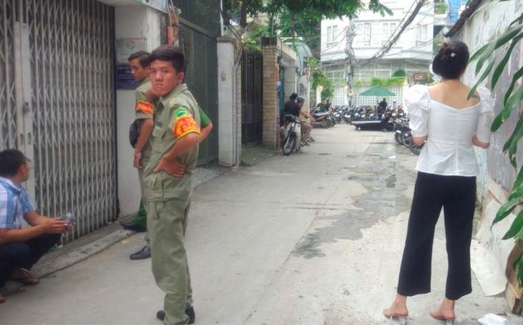 Khám xét căn nhà Phó chánh án Quận 4 bị tố “bắt” trẻ em ở TP.HCM ảnh 2