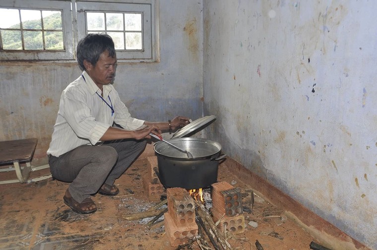 Thầy cô góp gạo thổi cơm nuôi học trò nơi huyện nghèo 30a ảnh 1