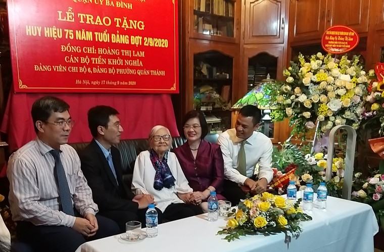 Trao tặng Huy hiệu 75 năm tuổi Đảng cho đồng chí Hoàng Thị Lam ảnh 1