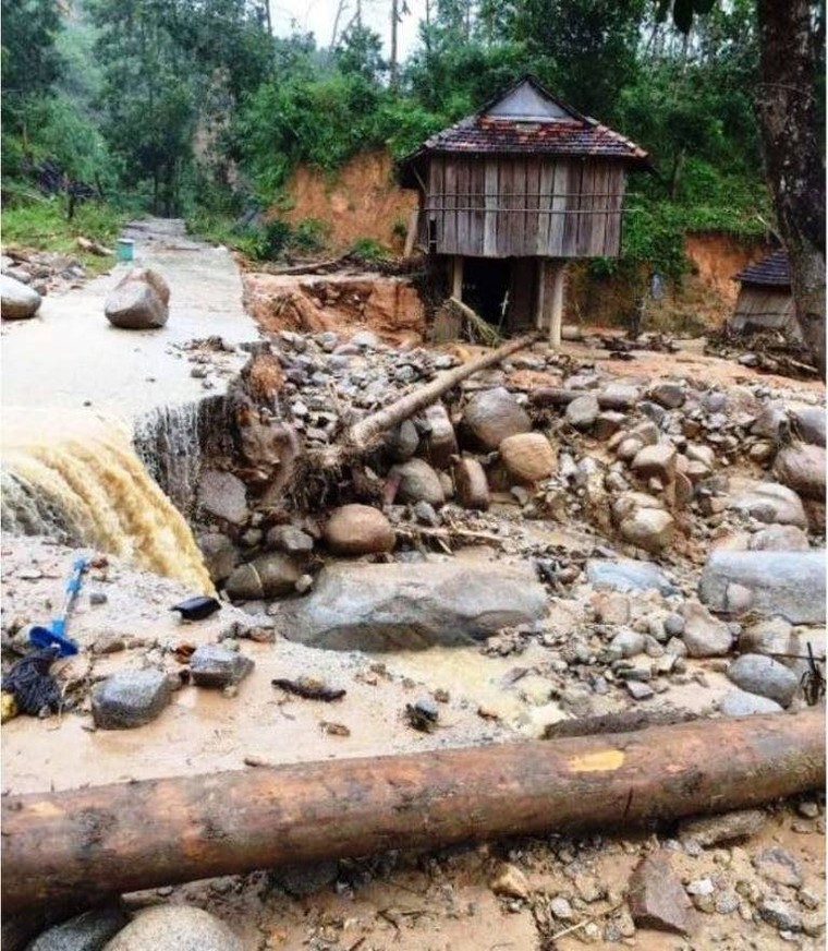 Quảng Ngãi: Lũ quét kèm sạt lở núi, suýt cuốn trôi cả ngôi làng ảnh 1