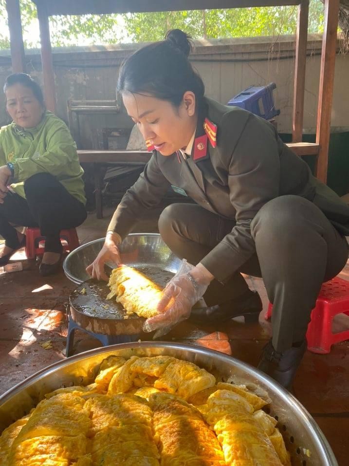 Ấm tình bữa cơm thiện nguyện tại Bệnh viện K Tân Triều ảnh 1