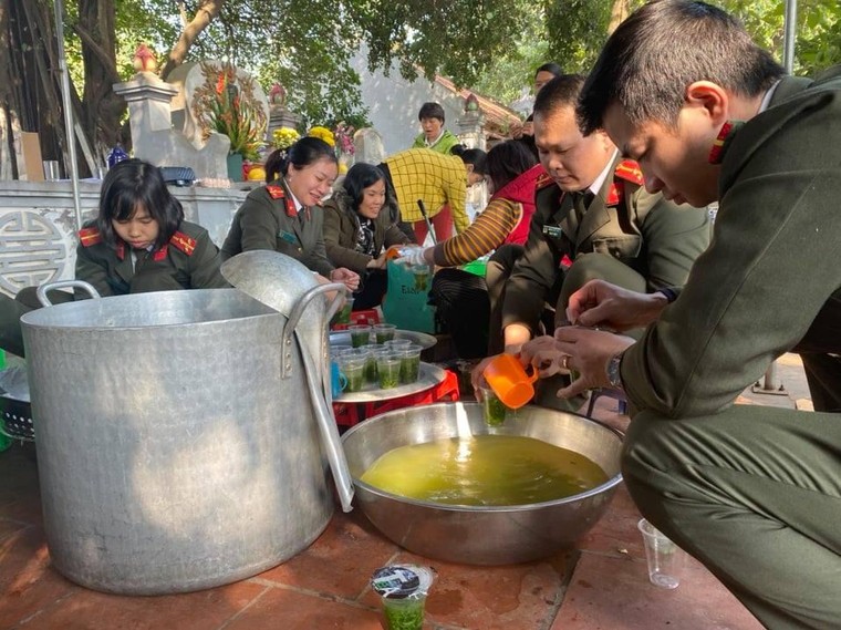 Ấm tình bữa cơm thiện nguyện tại Bệnh viện K Tân Triều ảnh 2