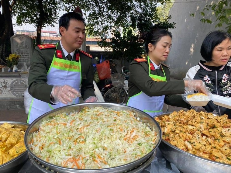 Ấm tình bữa cơm thiện nguyện tại Bệnh viện K Tân Triều ảnh 4