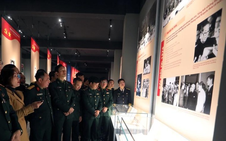 Khai mạc trưng bày chuyên đề “Đảng Cộng sản Việt Nam - Từ Đại hội đến Đại hội” ảnh 3