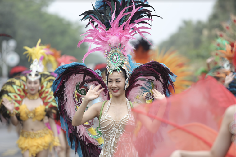 Hàng vạn du khách dự khai mạc lễ hội hoa tại Sầm Sơn ảnh 1