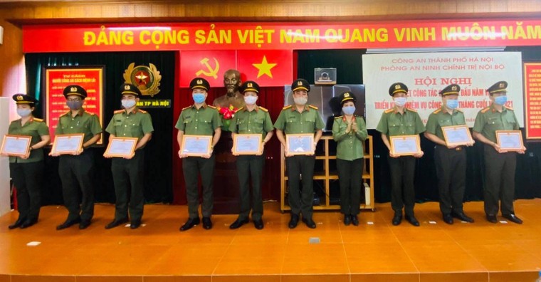 NXB Giáo dục chúc mừng Phòng PA03 Hà Nội nhân kỷ niệm 75 năm ngày thành lập lực lượng ANND ảnh 1