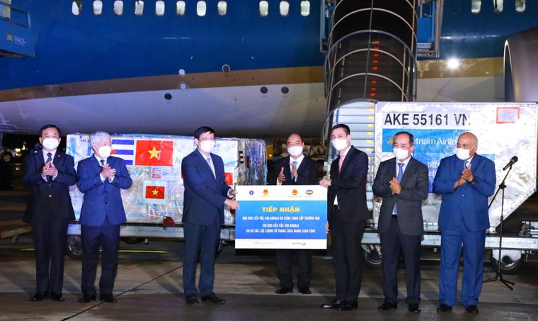 Tiếp nhận 1,05 triệu liều vaccine COVID-19 Abdala từ Cuba về Việt Nam ảnh 1