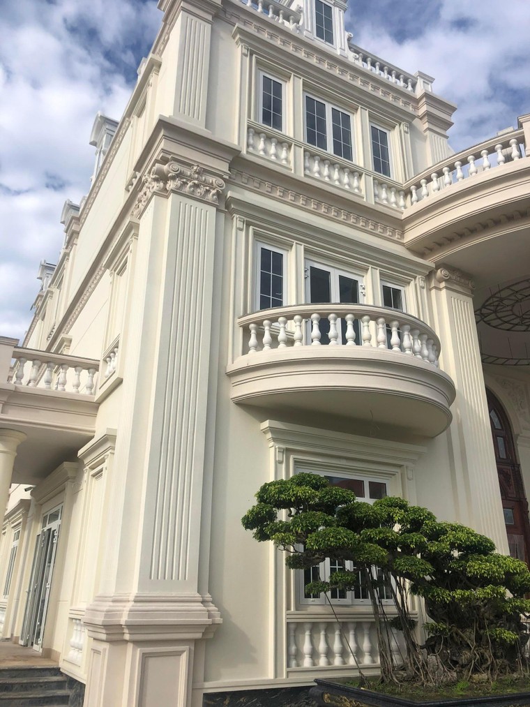 Cận cảnh lâu đài 6.000 m2 của ông chủ phim hình sự 'Bão Ngầm' ảnh 5