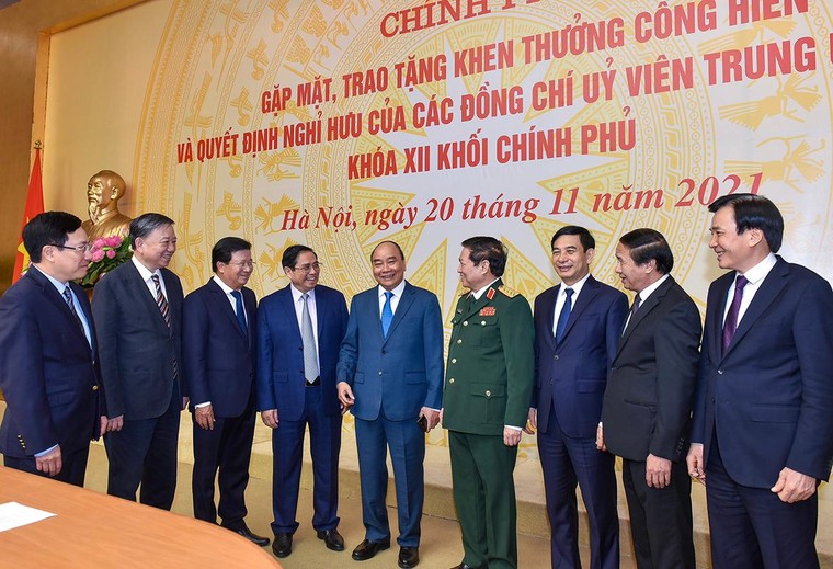 Trao Quyết định khen thưởng, nghỉ hưu cho một số thành viên Chính phủ nhiệm kỳ 2016-2021 ảnh 1