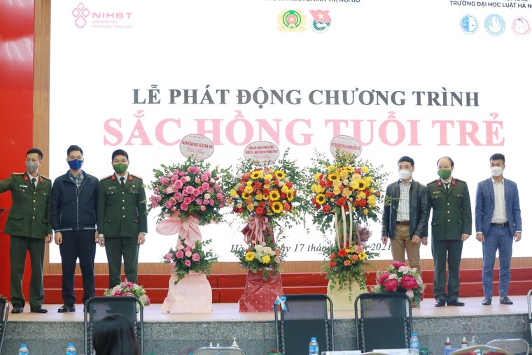 Phòng An ninh Chính trị nội bộ - CAHN phát động chương trình 'Sắc hồng tuổi trẻ' ảnh 5