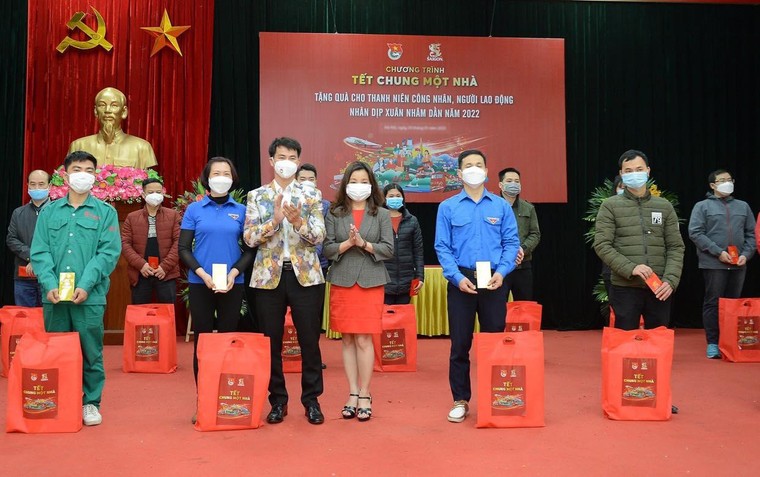 700 phần quà Tết đến với công nhân và tình nguyện viên chống dịch ảnh 1