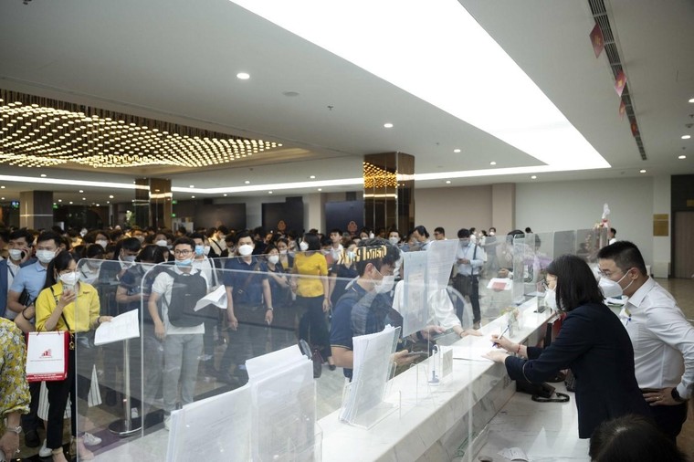 Hàng ngàn người xếp hàng chờ đăng ký quyền mua căn hộ The Beverly Solari ảnh 1